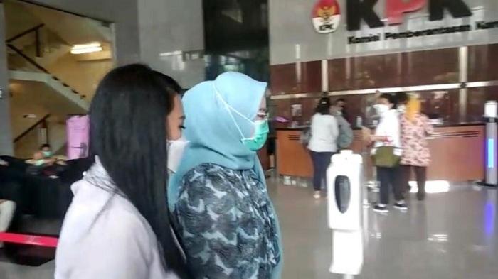 istri-edhy-prabowo-iis-rosita-dewi-saat-datang-di-gedung-kpk.jpg