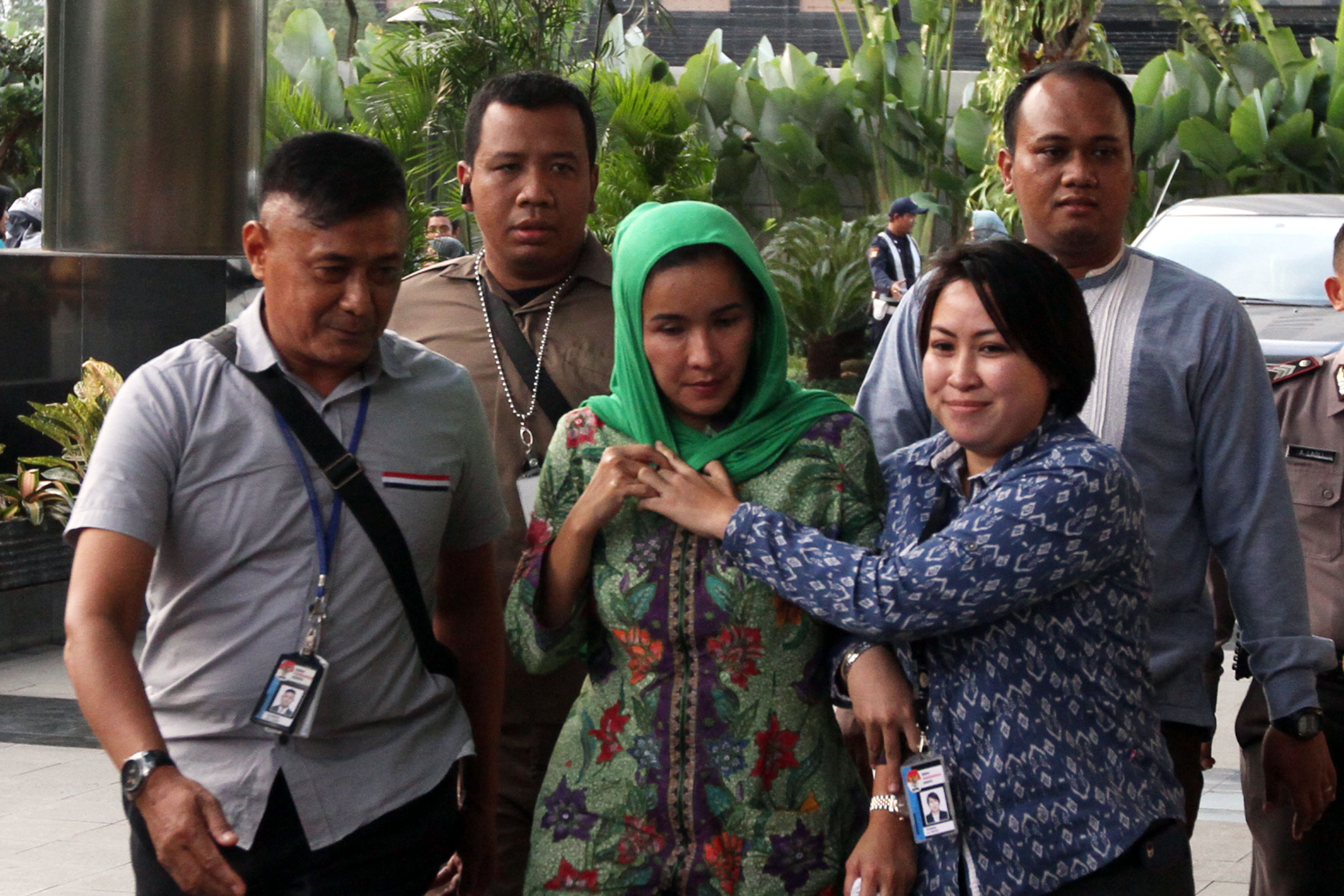istri-gubernur-bengkulu-diciduk-kpk-dalam-operasi-tangkap-tangan_20170620_190348.jpg