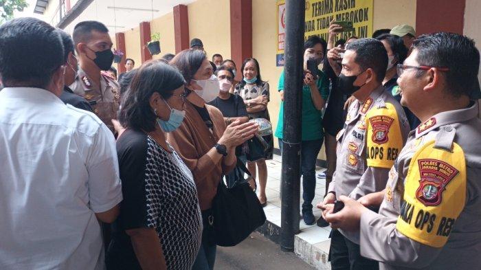 istri-rambut-pendek-dan-putra-seragam-taruna-akpol-akbp-buddy-alfrits-towoliu.jpg
