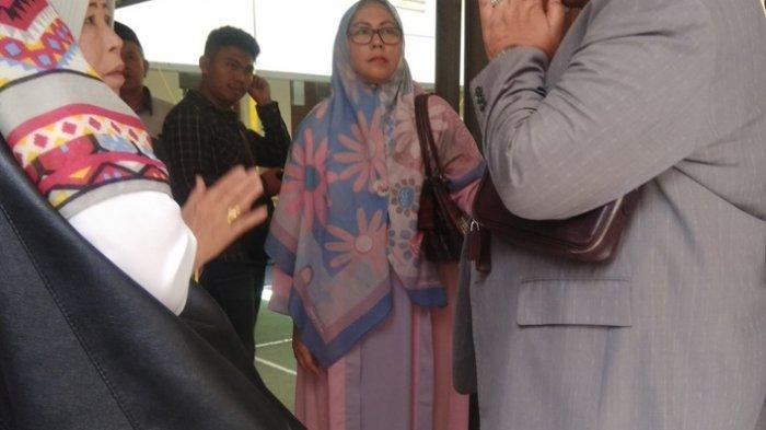 istri-wahid-husen.jpg
