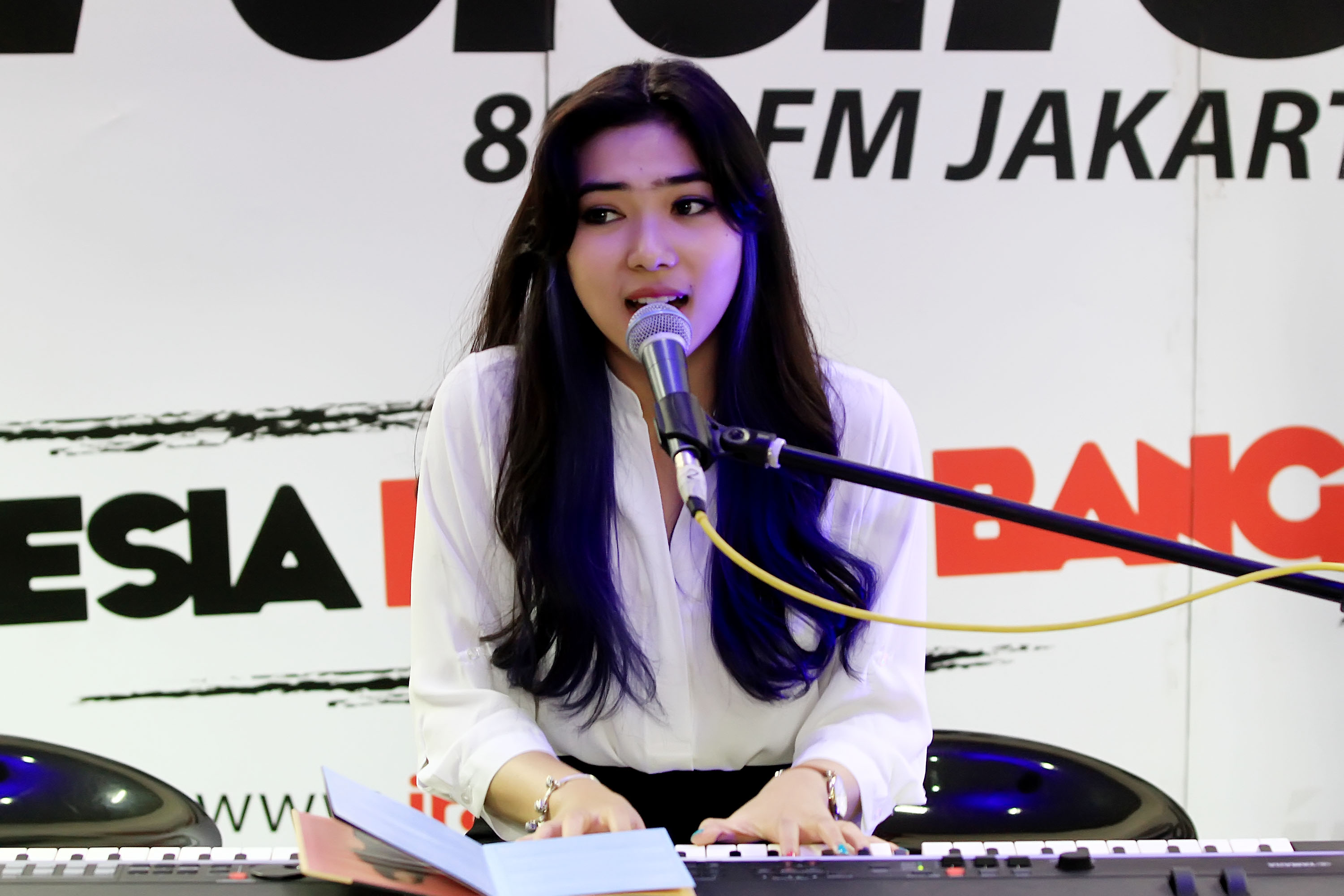 isyana-sarasvati-gelar-meet-and-greet_20160120_224756.jpg