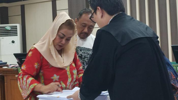 SIAPKAN PEMBELAAN - Terdakwa kasus korupsi dan suap di Lingkungan Pemkot Semarang Hevearita Gunaryati Rahayu atau Mbak Ita dan suaminya Alwin Basri berdiskusi dengan kuasa hukumnya untuk menyiapkan diri dalam membacakan nota pembelaan dalam sidang pledoi di Pengadilan Tipikor Semarang, Rabu (6/8/2025). Dalam pengakuannya, Mbak Ita menyebut sudah tidak lagi tinggal serumah dengan suaminya, Alwin Basri.
