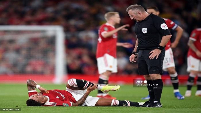 jadon-sancho-ketika-terkapar-dalam-laga-melawan-west-ham-united.jpg