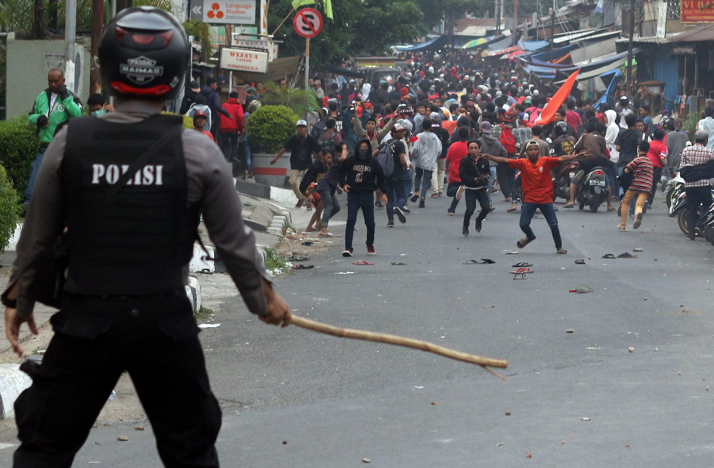 jakmania-dihalau-petugas-dengan-gas-airmata_20151018_204634.jpg