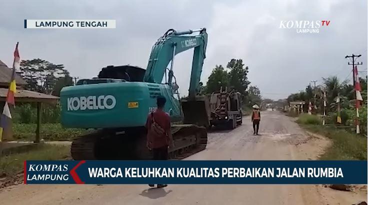 jalan-di-rumbia-rusak-parah.jpg