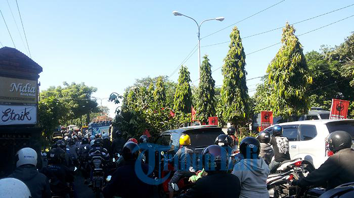 jalan-menuju-sanur-macet-total_20150409_104550.jpg