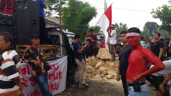 jalan-mercedes-benz-bogor-dibiarkan-rusak-bertahun-tahun-warga-gelar-aksi-demo.jpg