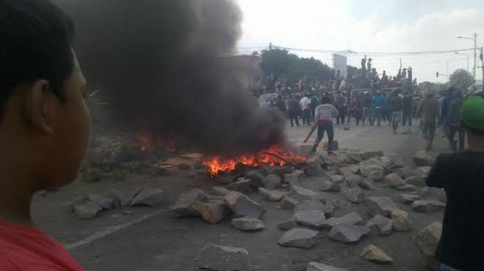 jalan-pantura-diblokir_20150723_123857.jpg