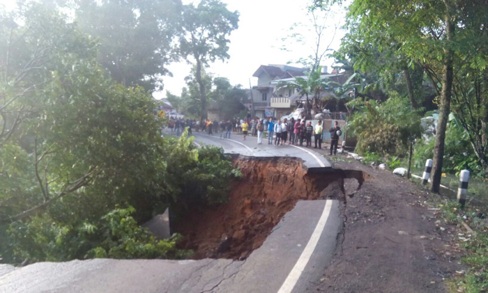 jalan-penghubung-kuningan-majalengka-ambles_20170217_085515.jpg