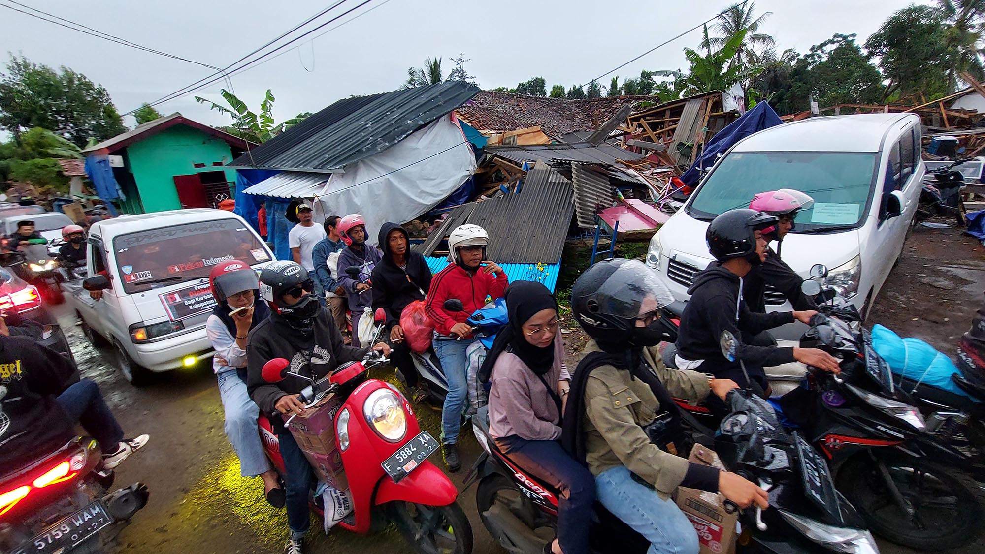jalan-raya-nagrak-kabupaten-cianjur-macet_20221128_171048.jpg