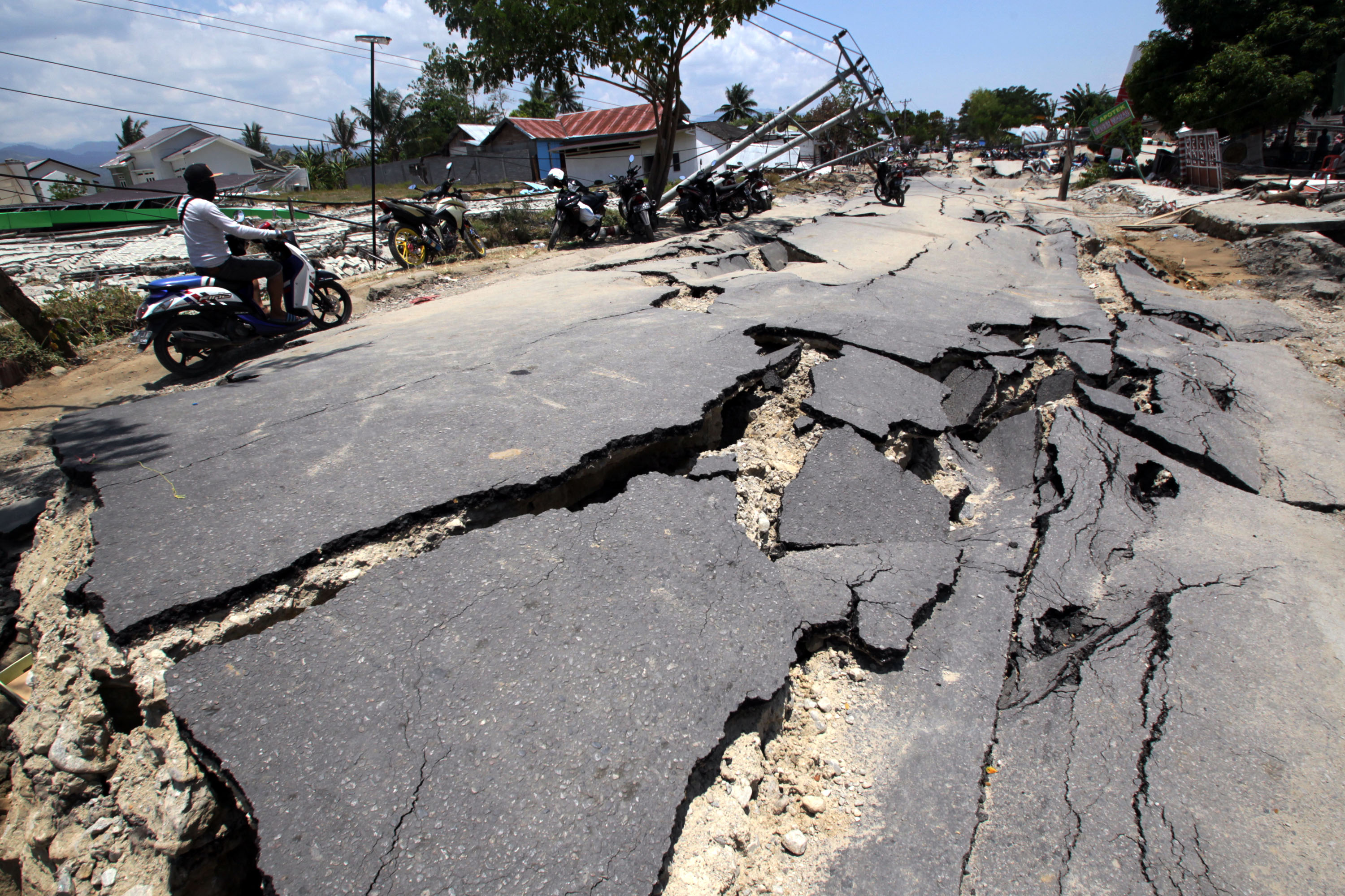 jalan-rusak-akibat-gempa_20181003_231635.jpg