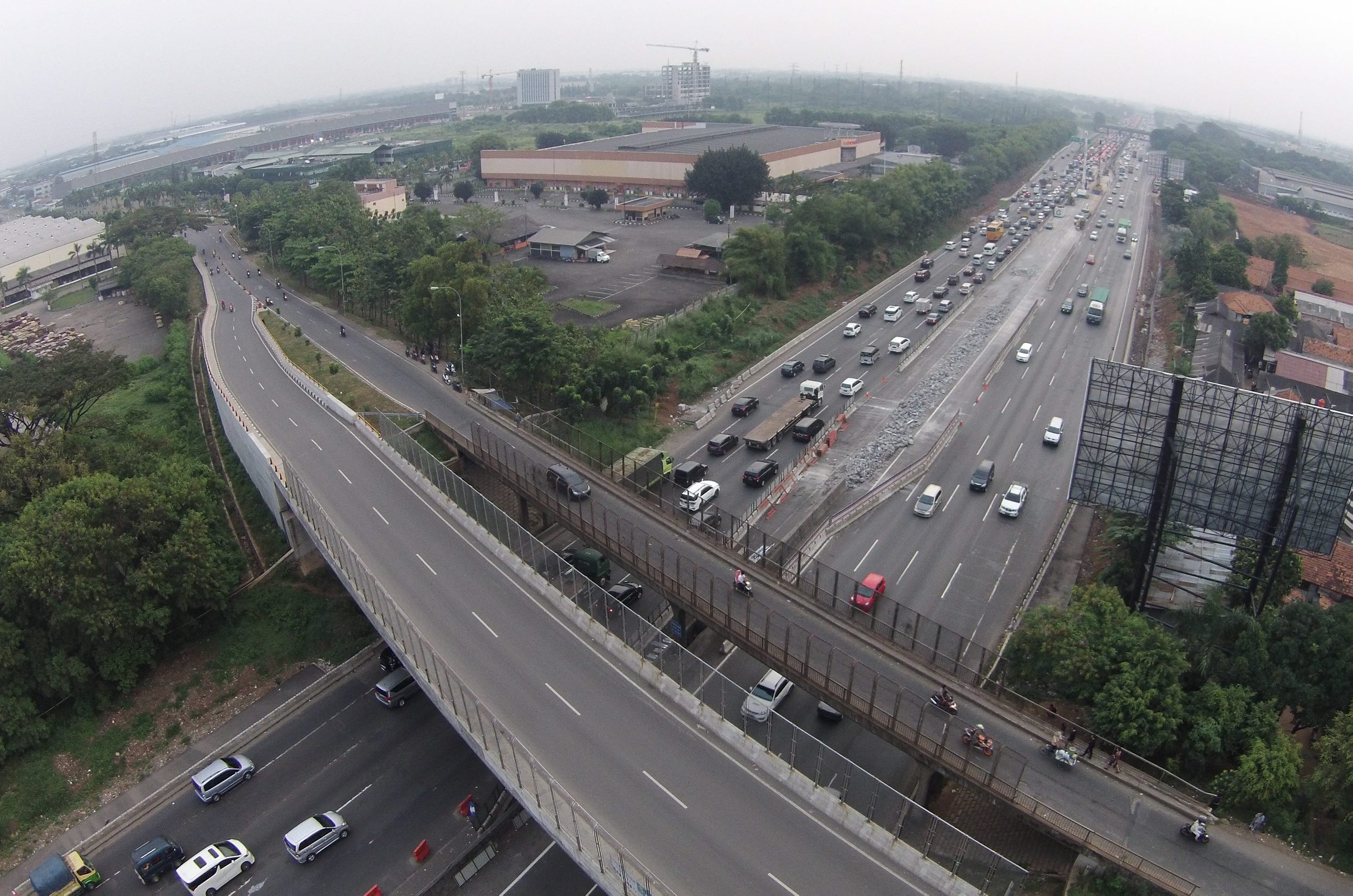 jalan-tol-cibitung-macet-akibat-pelebaran-jalan_20170717_122524.jpg