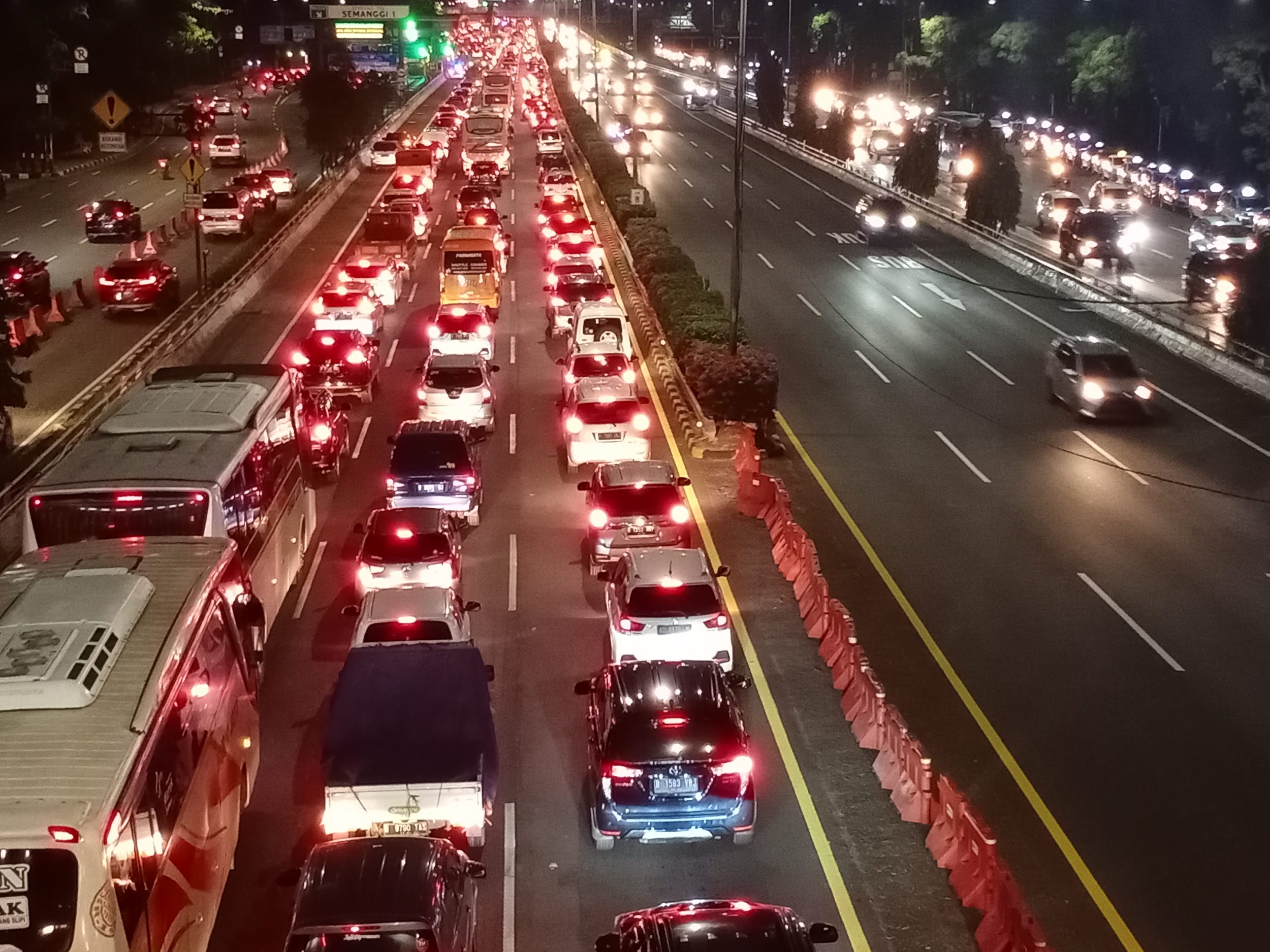 jalan-tol-dalam-kota-gatot-subroto-macet_20200623_125902.jpg