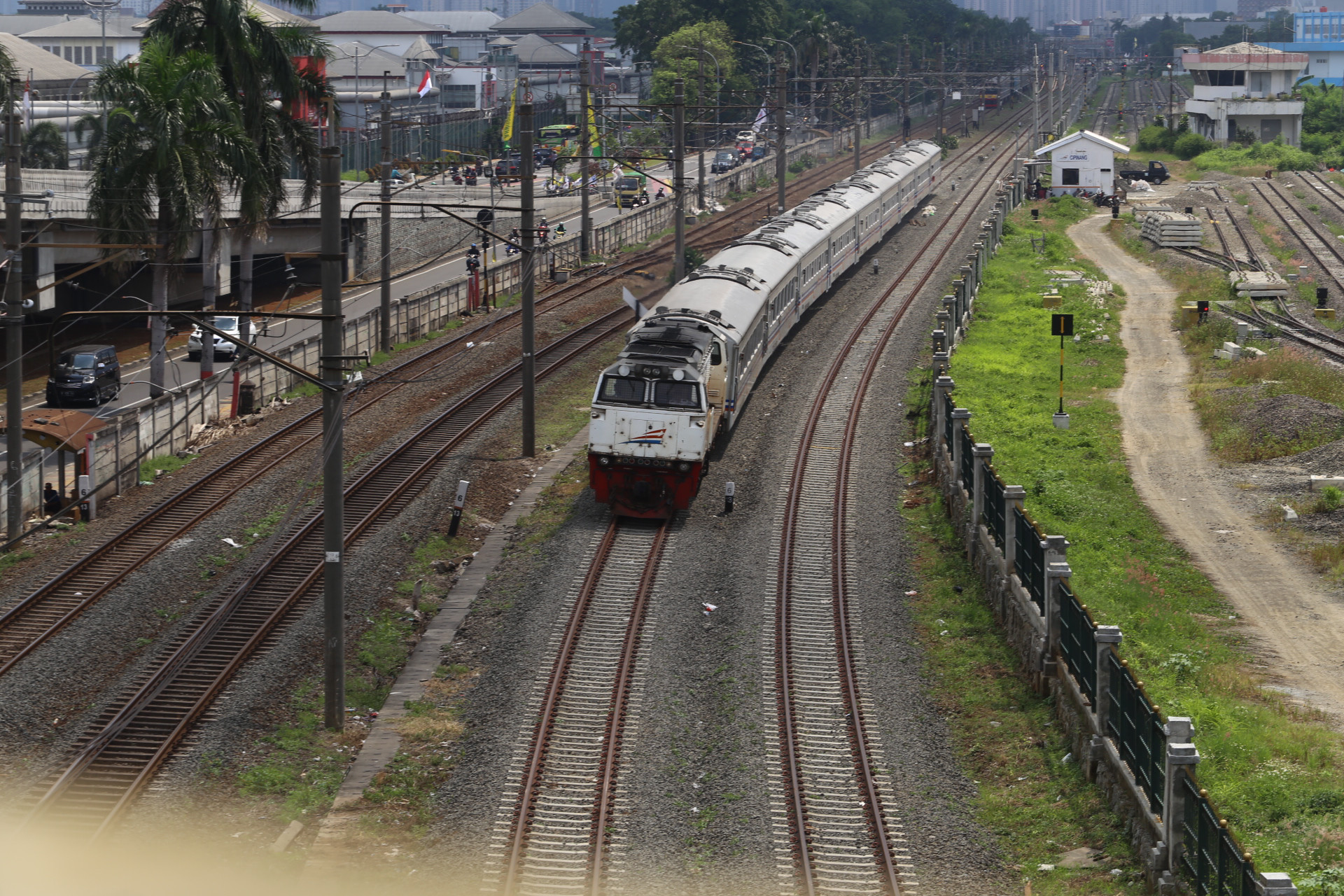 jalur-ka-double-double-track-ddt-jatinegara-cakung-beroperasi_20190412_235353.jpg
