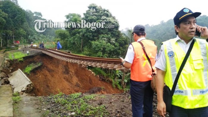 jalur-kereta-bogor-sukabumi-longsor-di-cijeruk_20180208_183458.jpg