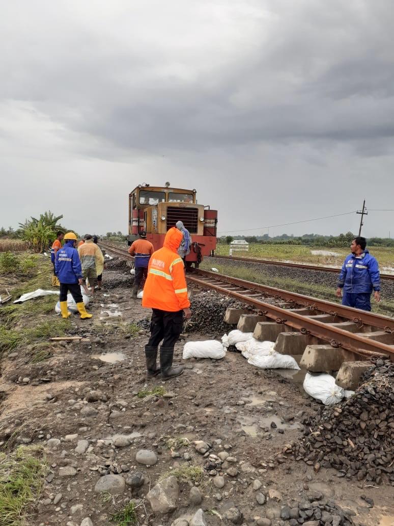 jalur-kereta-tergerus-air.jpg