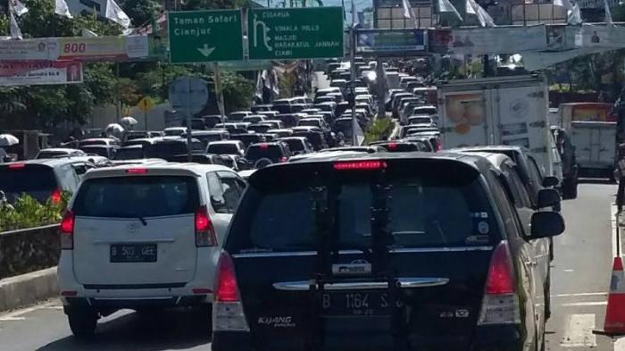 jalur-menuju-puncak-bogor-penuh-kendaraan_20160325_164445.jpg