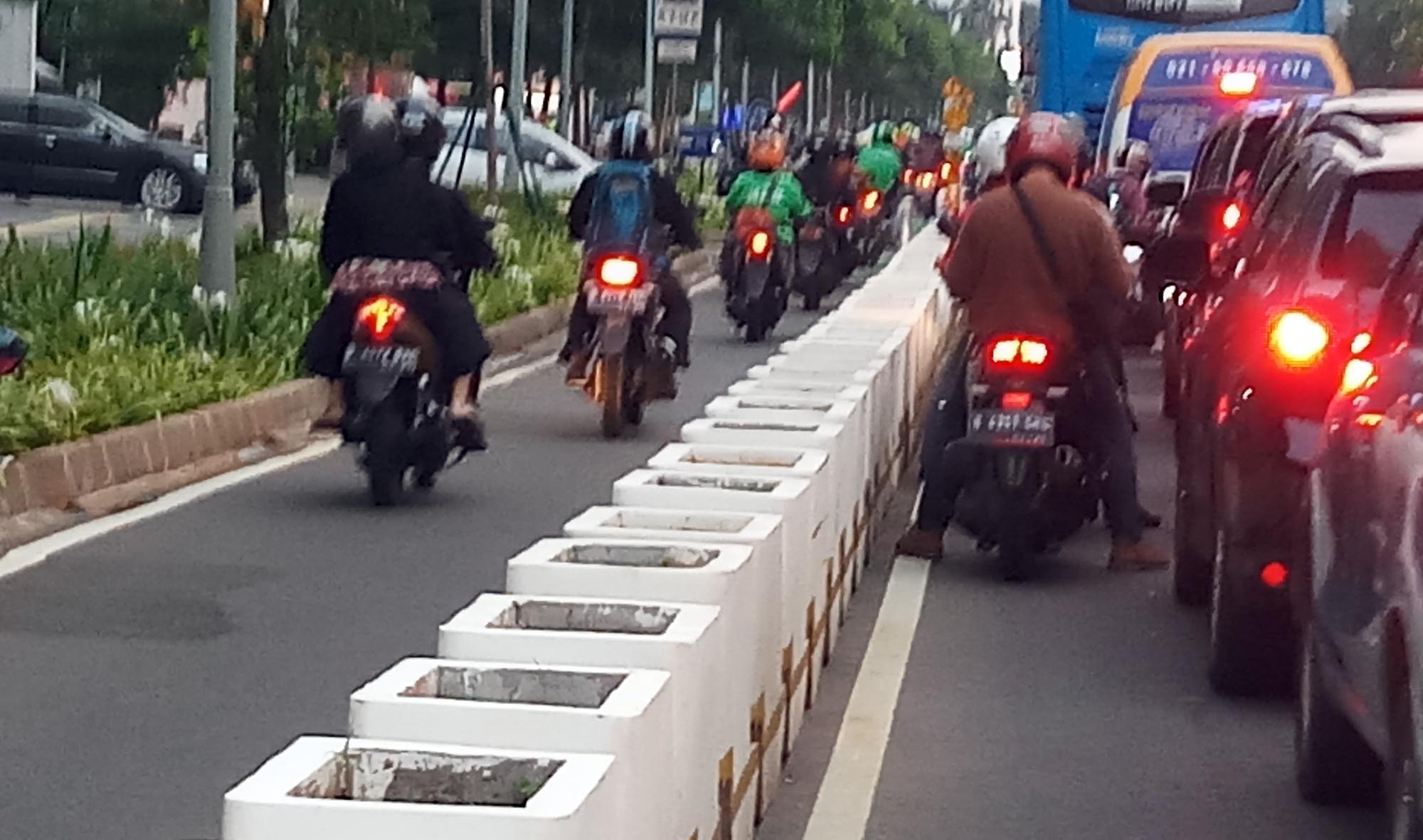 jalur-sepeda-dimasuki-pengendara-motor_20210603_214738.jpg