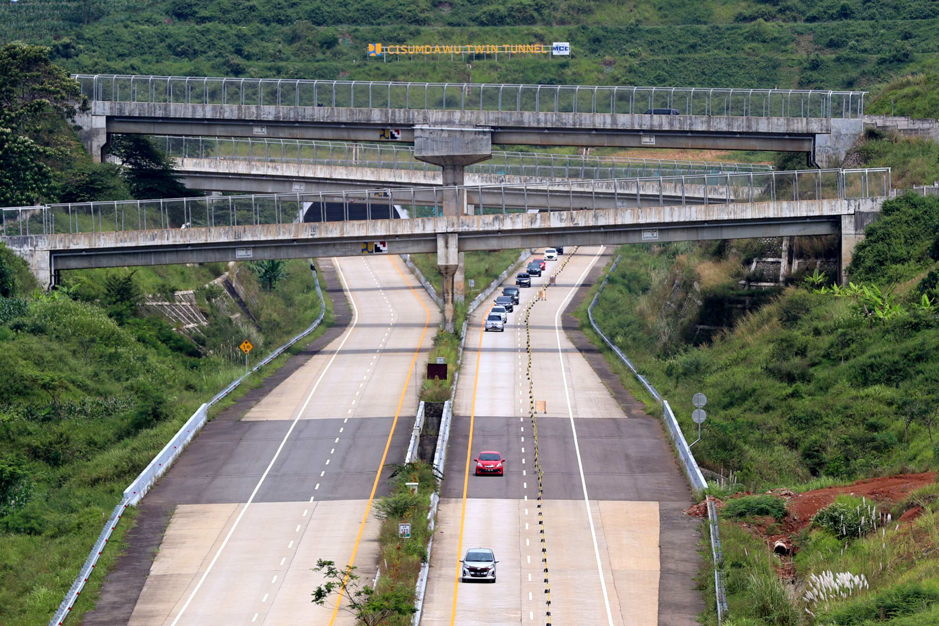 jalur-tol-cisumdawu-lancar_20220504_165240.jpg