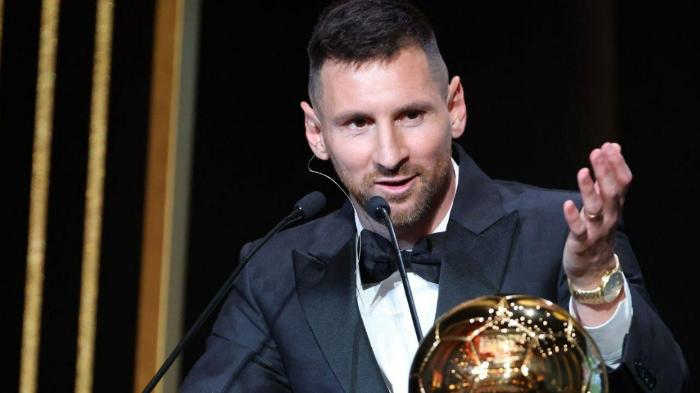 jam-tangan-emas-18-karat-lionel-messi-saat-dipakai-dalam-penganugerahan.jpg