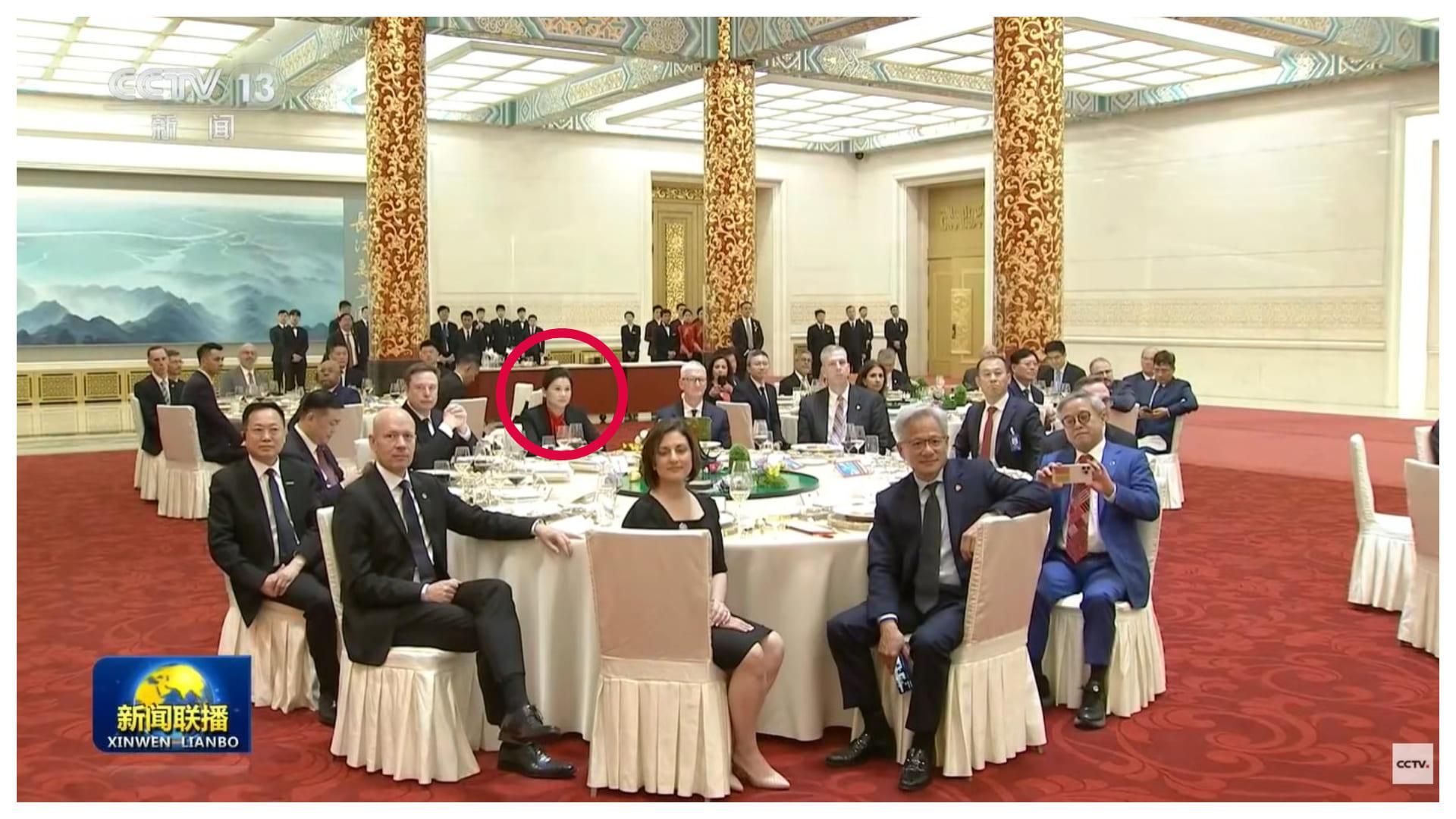 JAMUAN KENEGARAAN BEIJING - Tangkap layar YouTube CCTV中国中央电视台 15 Mei 2026, memperlihatkan acara jamuan makan malam kenegaraan yang digelar oleh Presiden China Xi Jinping pada 14 Mei 2026. Sejumlah pebisnis China dan AS hadir, termasuk bos Lens Technology Zhou Qunfei (dilingkari merah) yang duduk di antara CEO Apple Tim Cook dan pendiri Tesla Elon Musk.