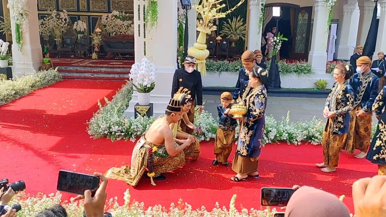 jan-ethes-yang-tampak-senang-bisa-dapat-udik-udik-yang-disebar-iriana-jo.jpg