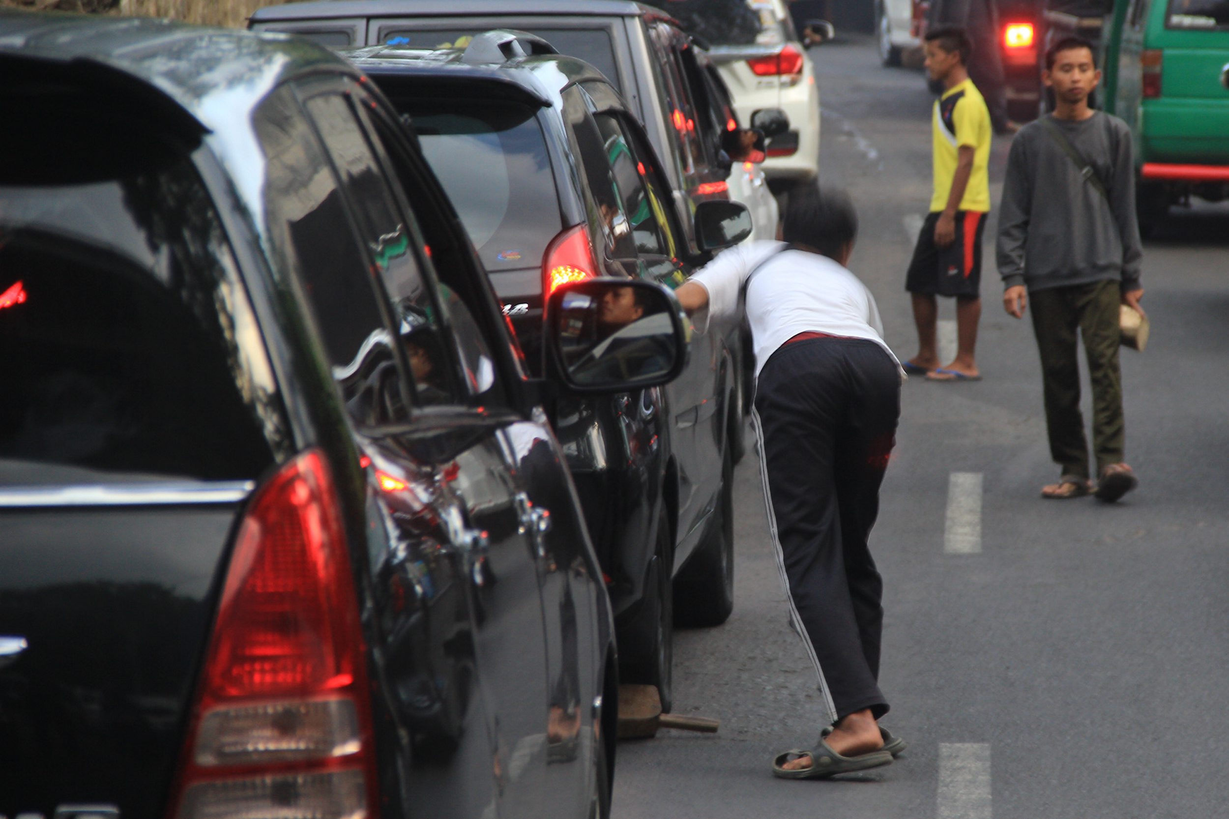 jasa-ganjal-ban-nagreg-jalur-mudik-lebaran_20160704_160745.jpg