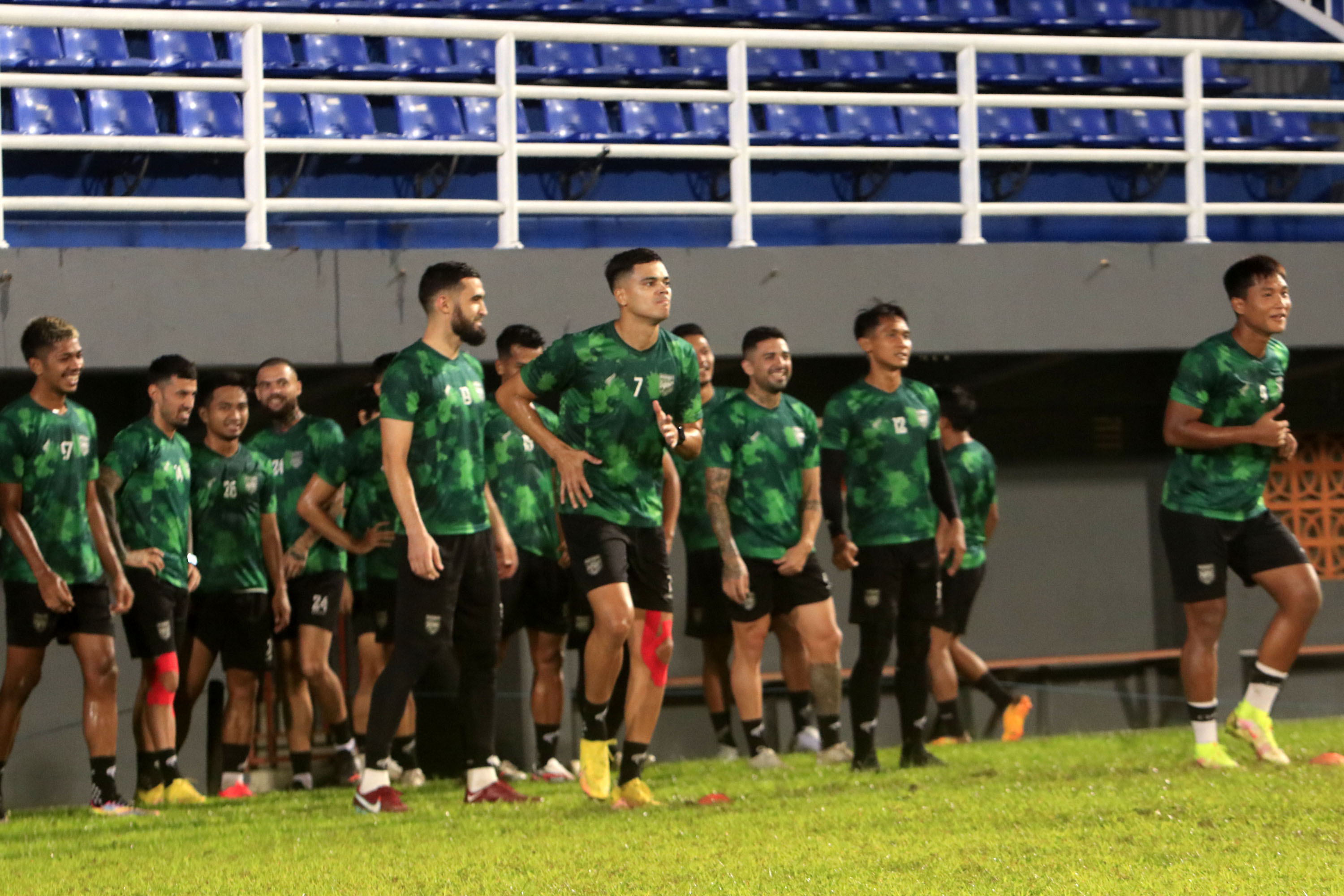 jelang-lawan-persita-borneo-fc-samarinda-gelar-latihan-malam_20220909_060811.jpg