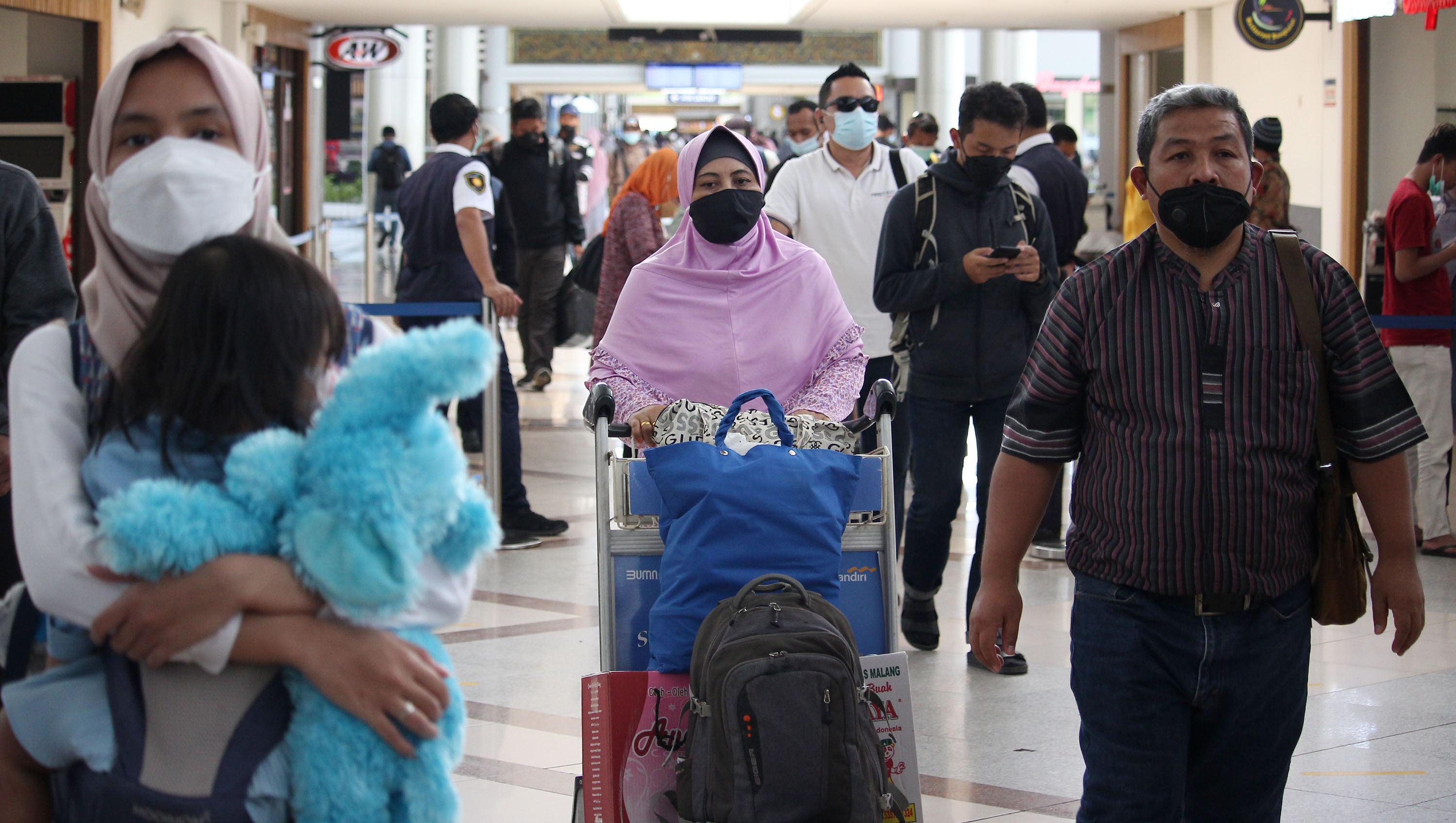 jelang-libur-nataru-bandara-juanda-dipadati-penumpang_20211224_182901.jpg