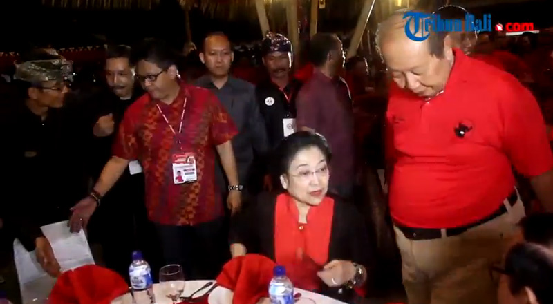 jelang-pembukaan-kongres-iv-pdip-megawati-hadiri-malam-ramah-tamah_20150409_120849.jpg