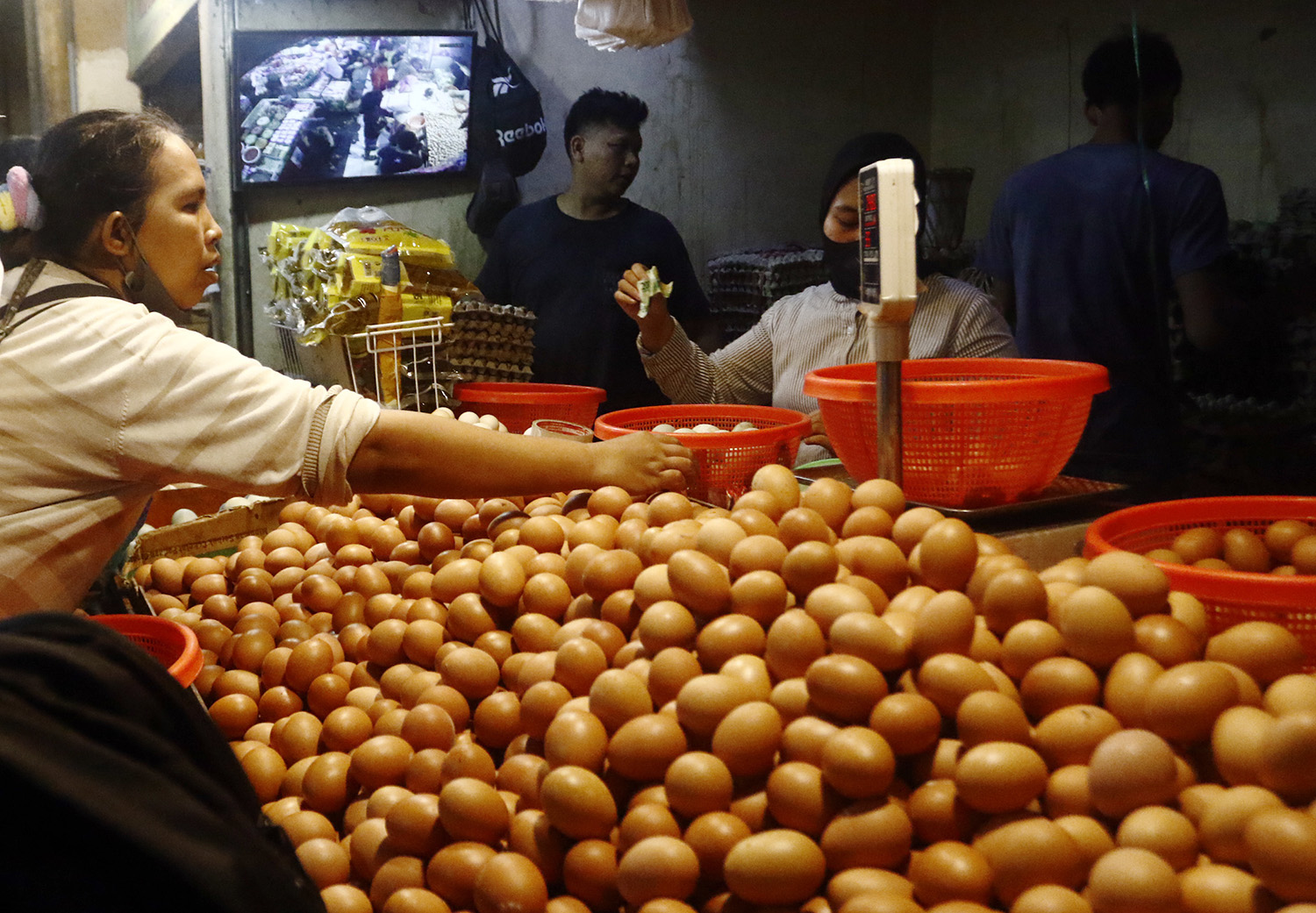 jelang-ramadhan-permintaan-telur-ayam-mulai-naik_20230303_195311.jpg