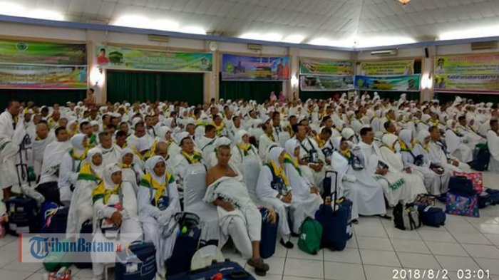 jemaah-calon-haji-di-embarkasi-batam_20180811_110013.jpg