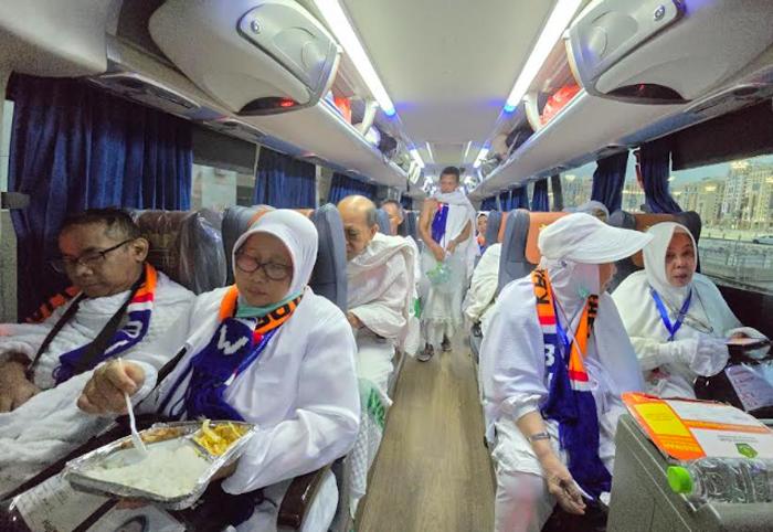 jemaah-haji-bus-dari-madinah-ke-makkah.jpg