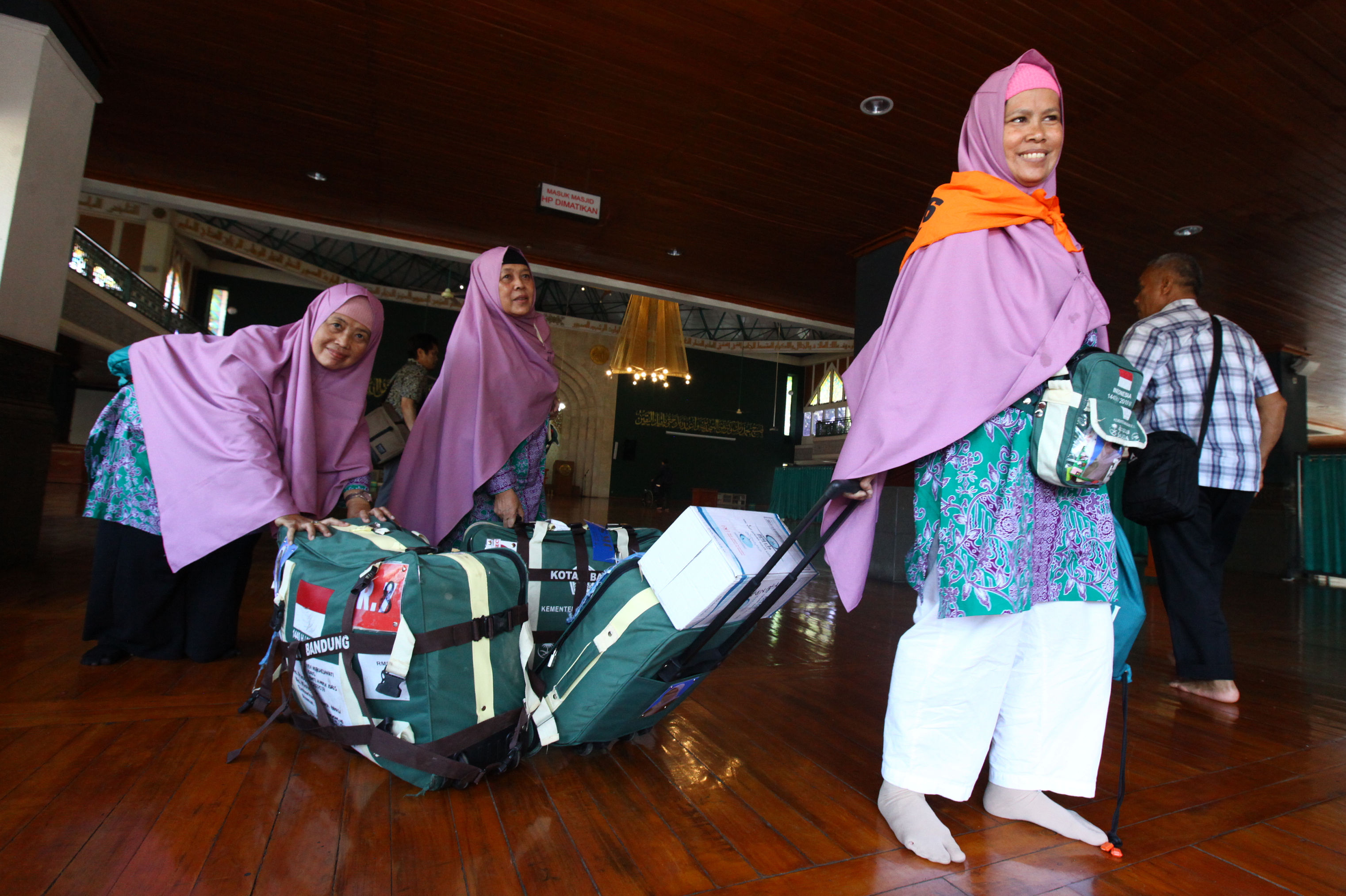 jemaah-haji-kbih-masjid-al-ukhuwwah-tiba-di-kota-bandung_20190819_205310.jpg
