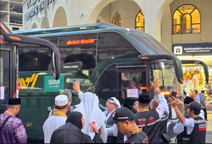 jemaah-haji-naik-bus-dari-madinah-ke-makkah.jpg