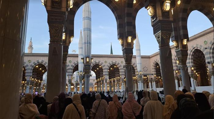 jemaah-haji-perempuan-di-raudhah-masjid-nabawi.jpg