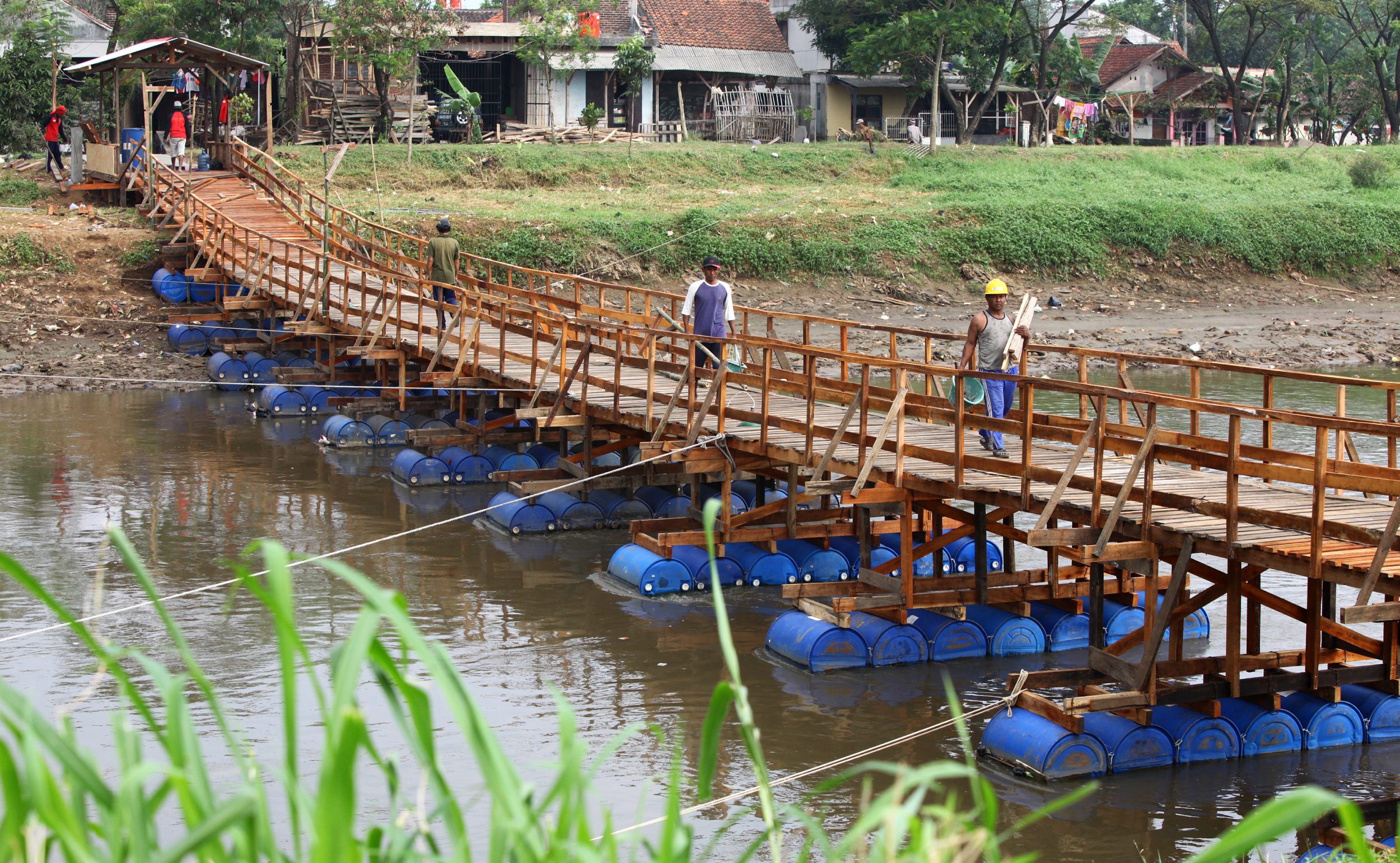 jembatan-apung-sungai-citarum_20190520_080928.jpg