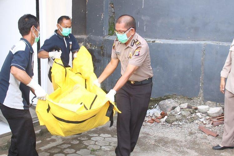 jenasah-perempuan-dalam-plastik.jpg