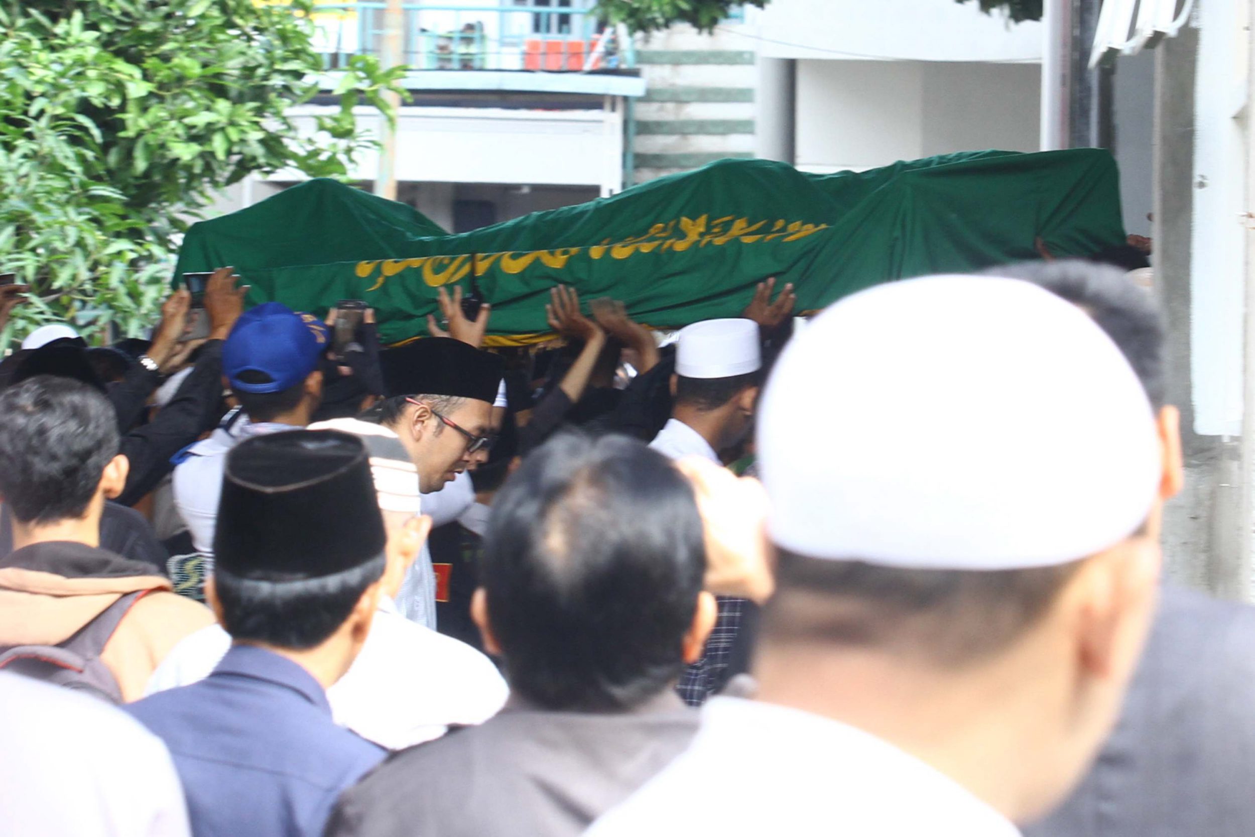 jenazah-alm-kh-hasyim-muzadi-di-salatkan_20170316_112540.jpg
