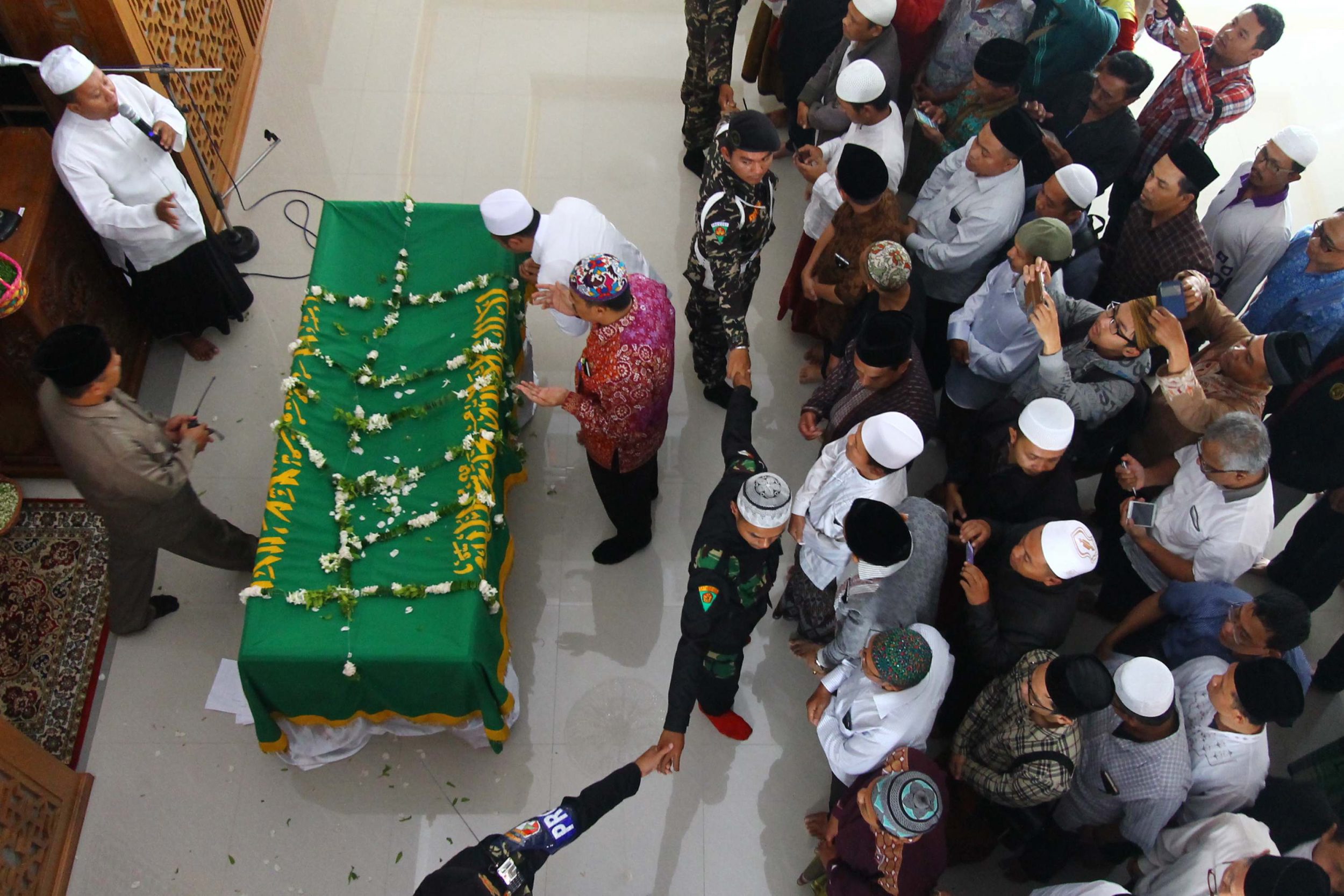 jenazah-alm-kh-hasyim-muzadi-di-salatkan_20170316_112618.jpg