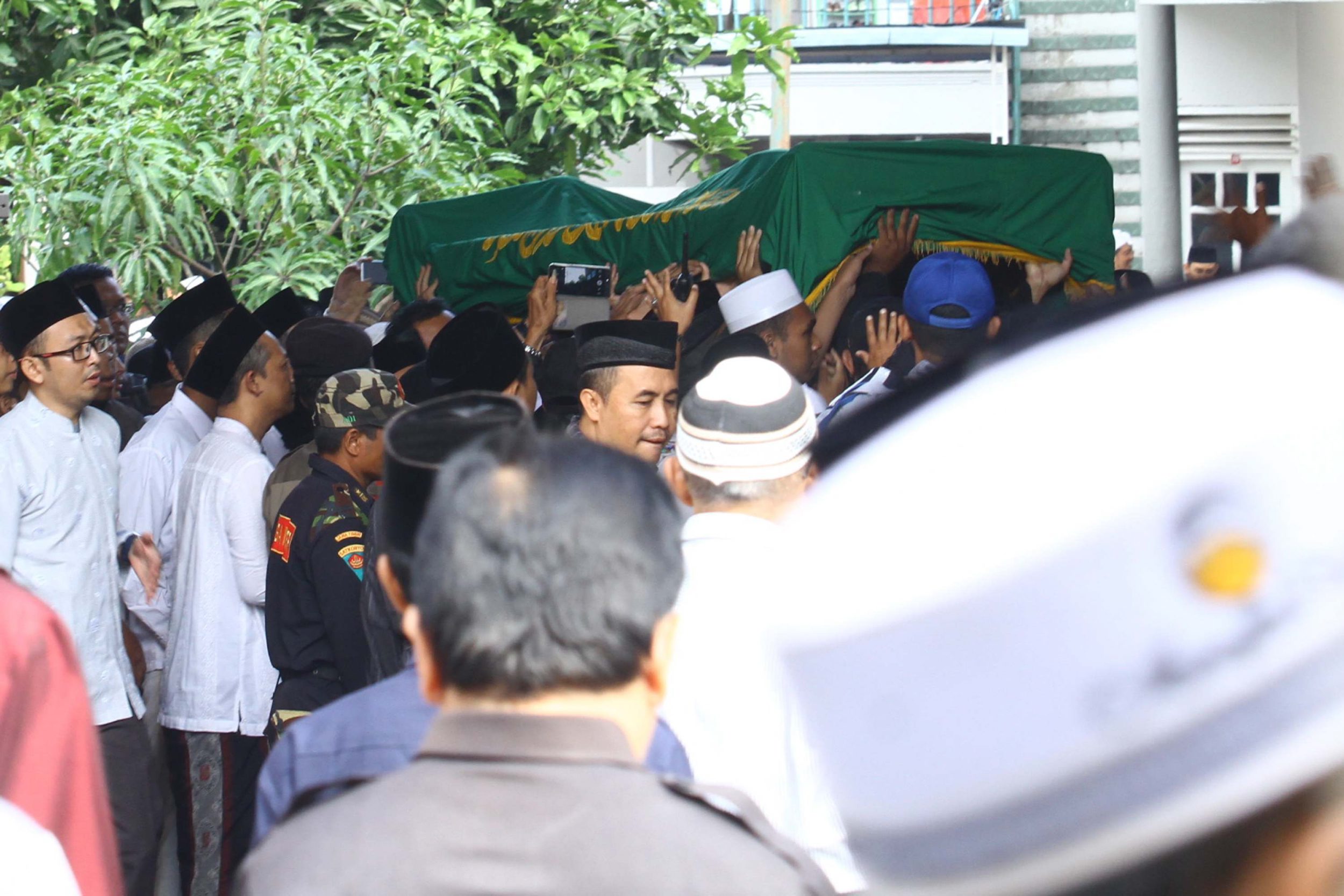 jenazah-alm-kh-hasyim-muzadi-di-salatkan_20170316_112643.jpg