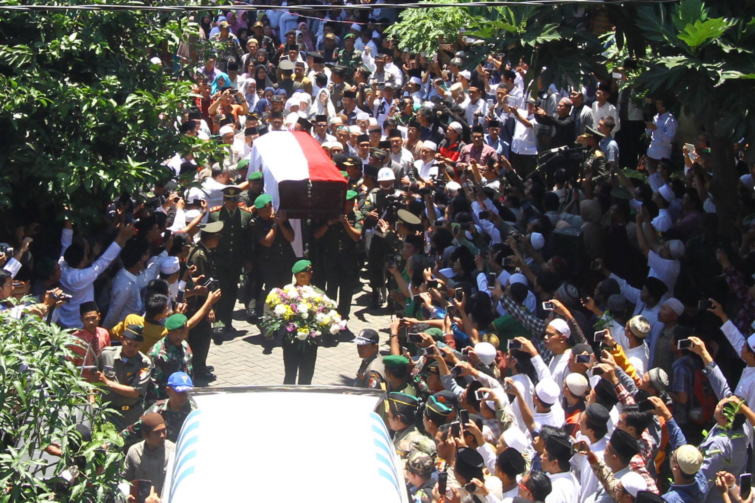 jenazah-alm-kh-hasyim-muzadi-diberangkatkan-ke-depok_20170316_134930.jpg