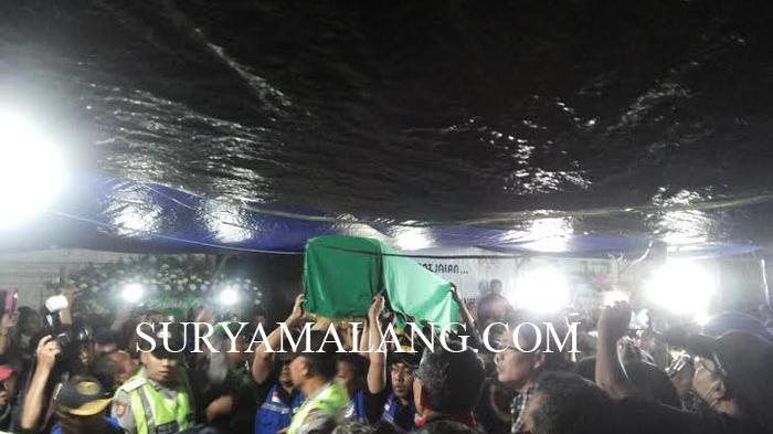 jenazah-angeline-saat-tiba-di-rumah-duka-di-banyuwangi-jawa-tim_20150616_202521.jpg