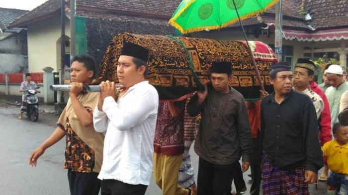 jenazah-ilham-mahasiswa-uii-dimakamkan-di-kampung-halamannya_20170126_061953.jpg