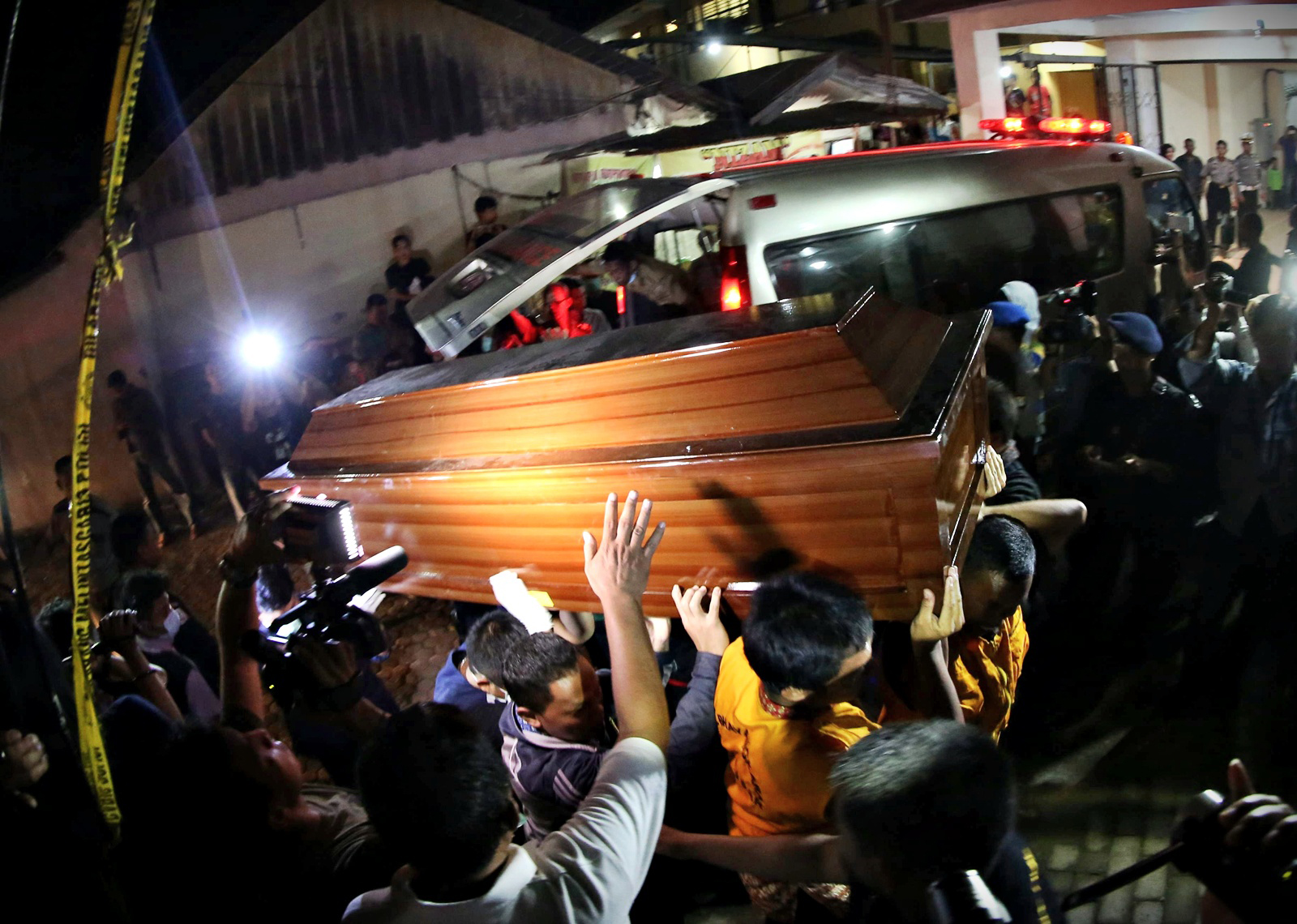 jenazah-korban-jatuhnya-pesawat-aviastar-tiba-di-makassar_20151006_225727.jpg