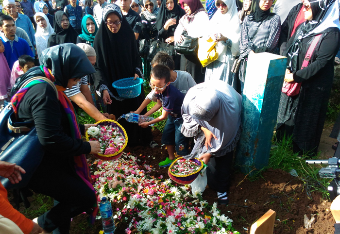jenazah-korban-zahro-express-asal-kota-bandung-dikebumikan-di-tpu-cikutra_20170102_085018.jpg
