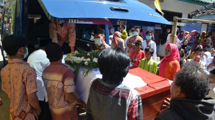 jenazah-ros-dikeluarkan-dari-ambulans_20150705_204439.jpg