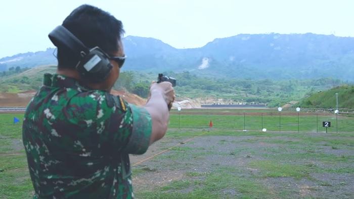 jenderal-andika-perkasa-saat-menembak-sasaram-target.jpg