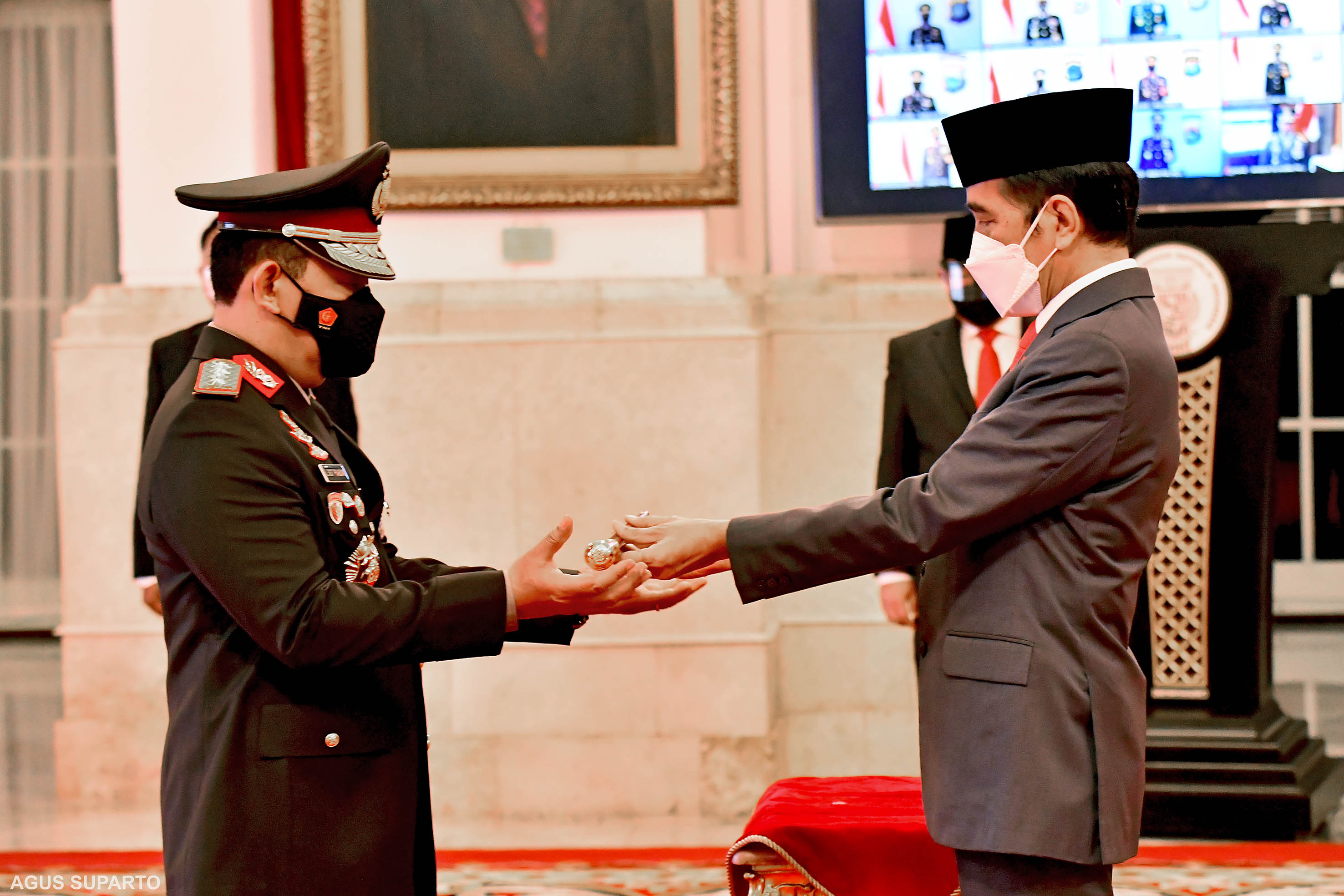 jenderal-polisi-listyo-sigit-prabowo-dilantik-sebagai-kapolri_20210127_125409.jpg