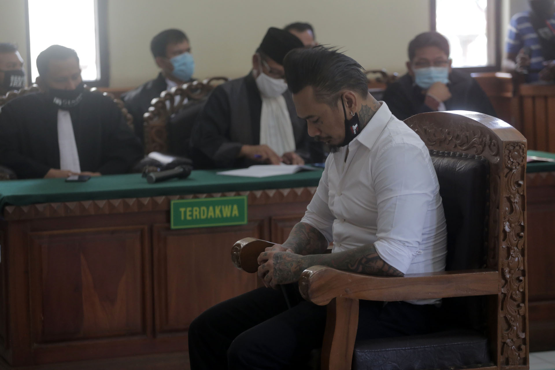 jerinx-jalani-sidang-tuntutan-di-pn-denpasar_20201103_224520.jpg